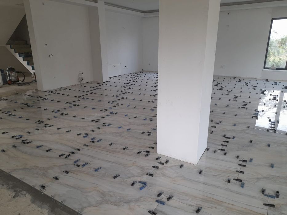 Execut finisaE interioare ,exterioare și case la roșu.