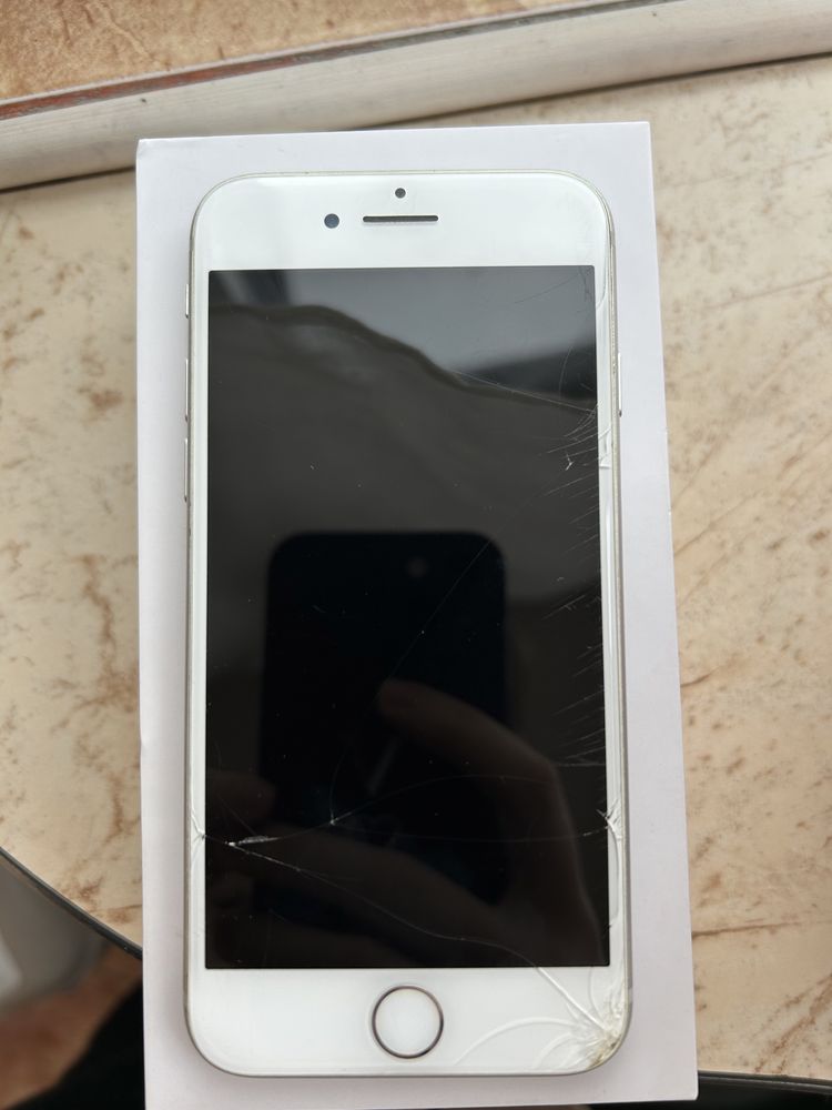 Iphone 8, 64 gb, ecran spart, functional