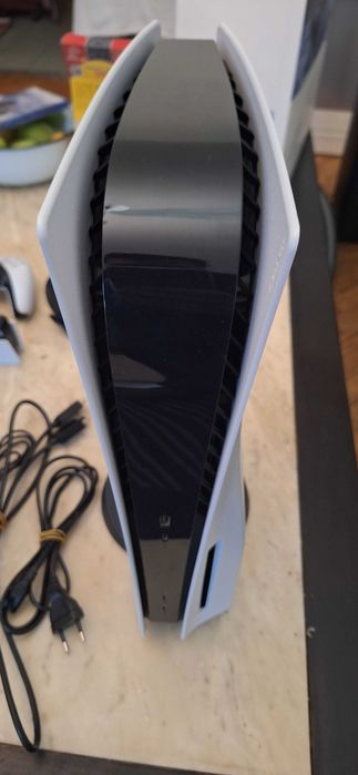 PS5 конзола + PULSE 3D слушалки + DualSence зареждаща станция