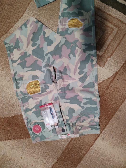 Джинсы новые Levis, на 7-9лет