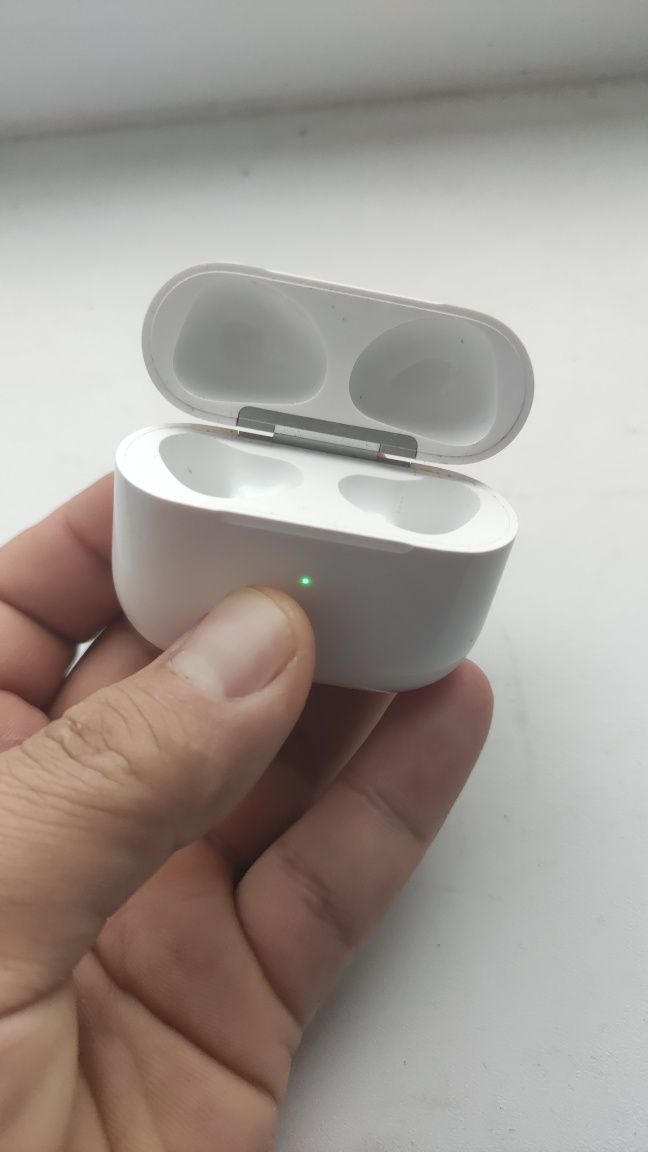 Продам оригинал кейс от Airpods 3