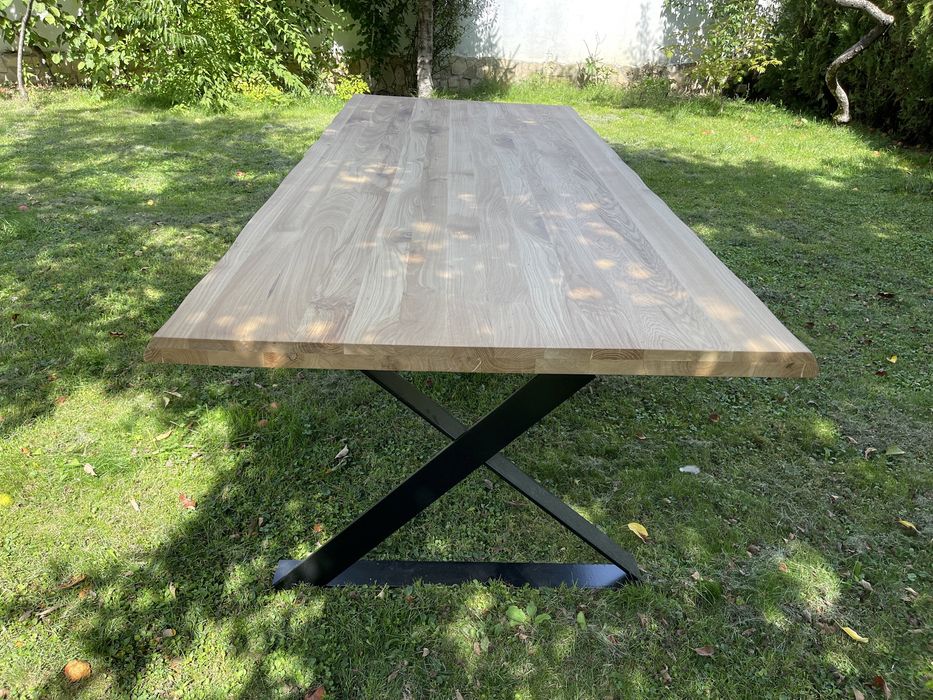 Маса от доб масив с естествен ръб