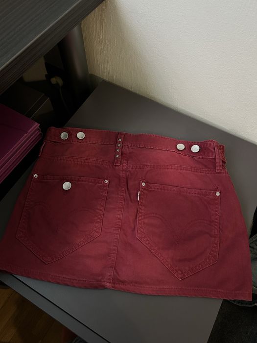 Дънкова пола в червен цвят марка Levis