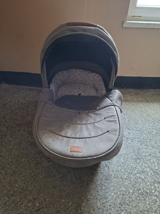 Продавам бебешка количка 3 в1 на марката Moni Polly.