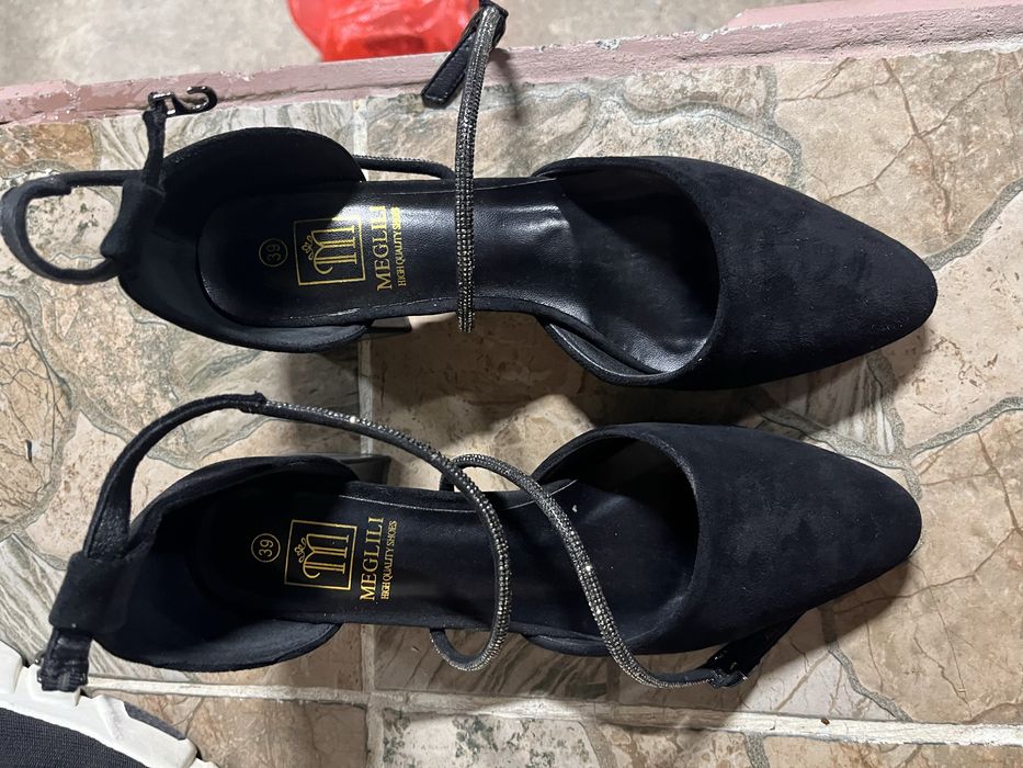 Черные туфли на низкой платформе