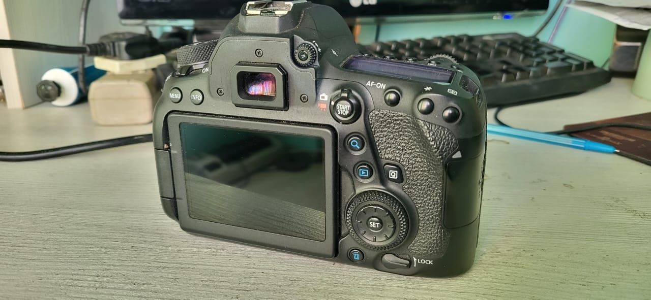 Фотокамера Canon EOS 6D Mark II Body 
в хорошом состояний.
Комплекта