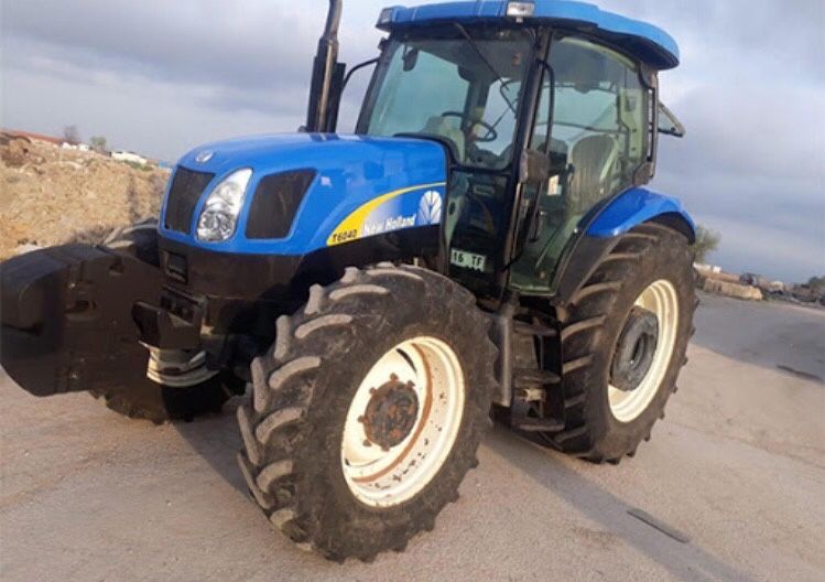 Dezmembrez New Holland T6040/piese tractoare