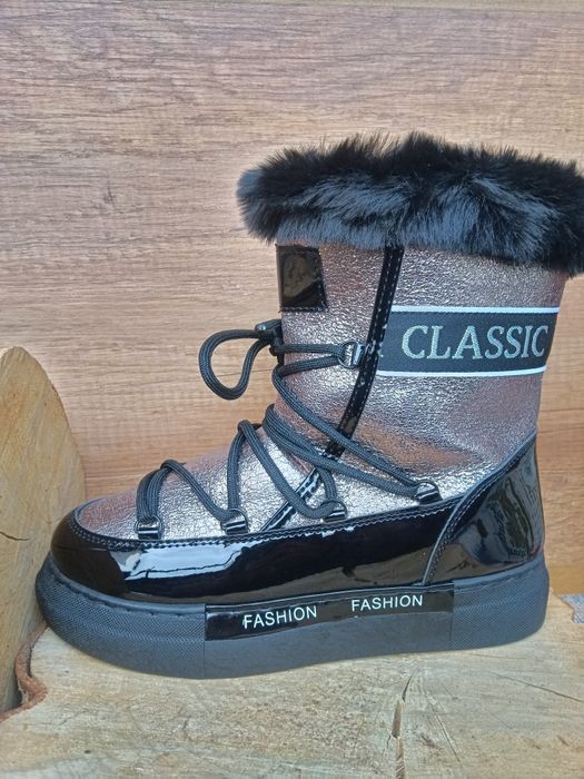 Дамски зимни апрески в сребристо сив цвят с пухче.