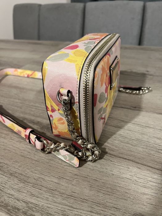 Дамска чантичка GUESS