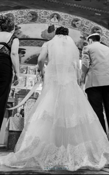 Rochie de mireasa brodata, cu corset