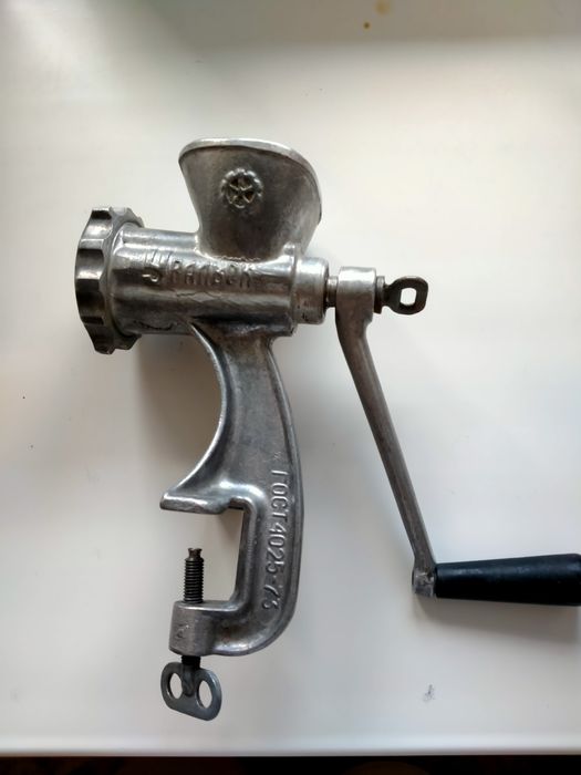 Продам советскую мясорубку