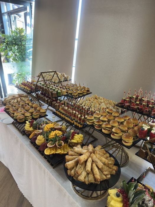 Kofe brek furshet obed catering stol furshetniy prakat beramiza