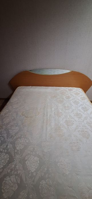 Кровать для спальни.