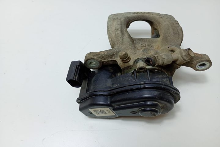 Etrier  dreapta spate cu prinderi motoraș rupte 32353310C Nissan X-T