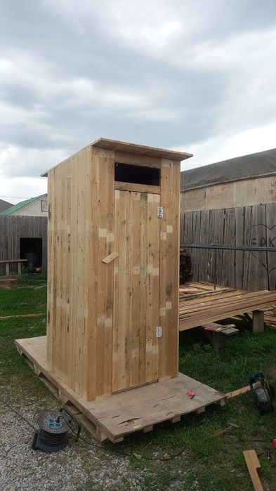 Продам деревянный туалет хорошего качества