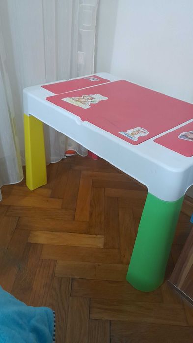 Vînd masă si scaun copii
