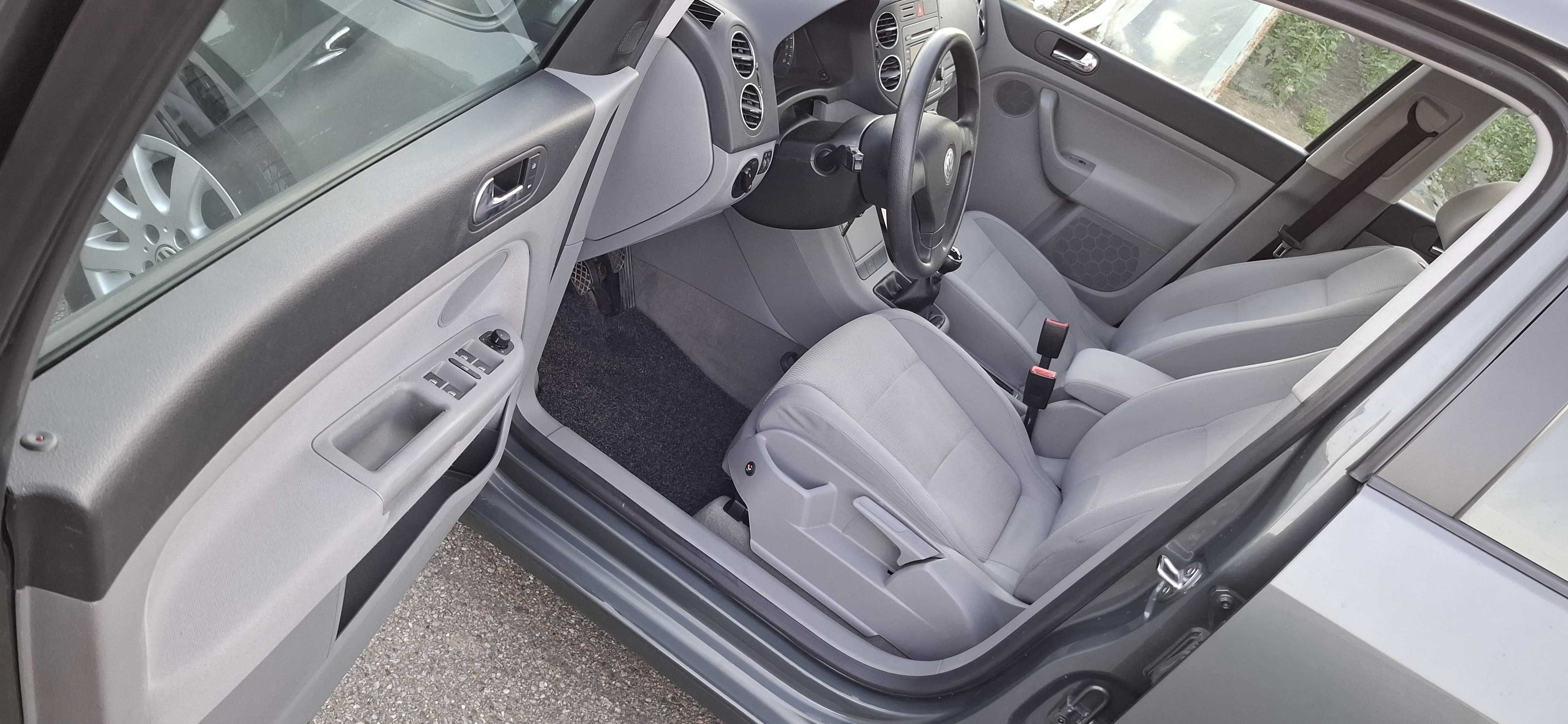 Golf 5 plus. 2006 1.6 benzina 115 Cp Climatronic,incalzire in scaune