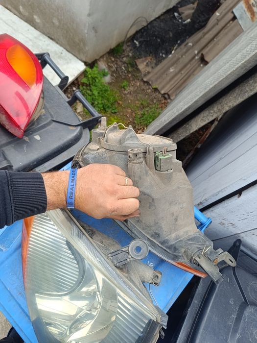 Faruri și triple Ford Ka an 2002