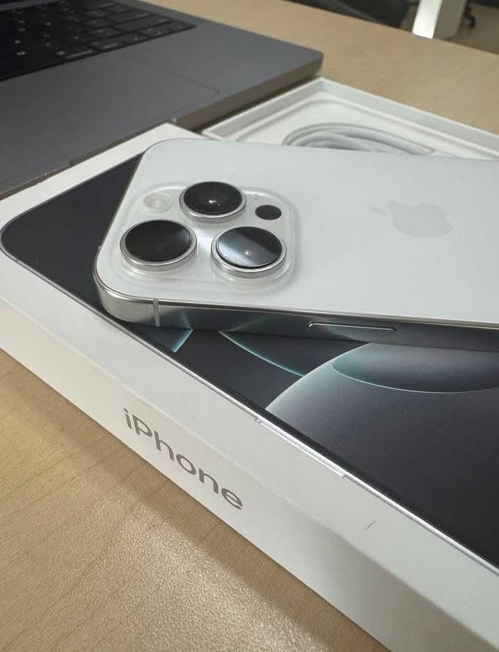 iPhone 16 Pro cu 100% Viata Bateriei , Accept Schimburi