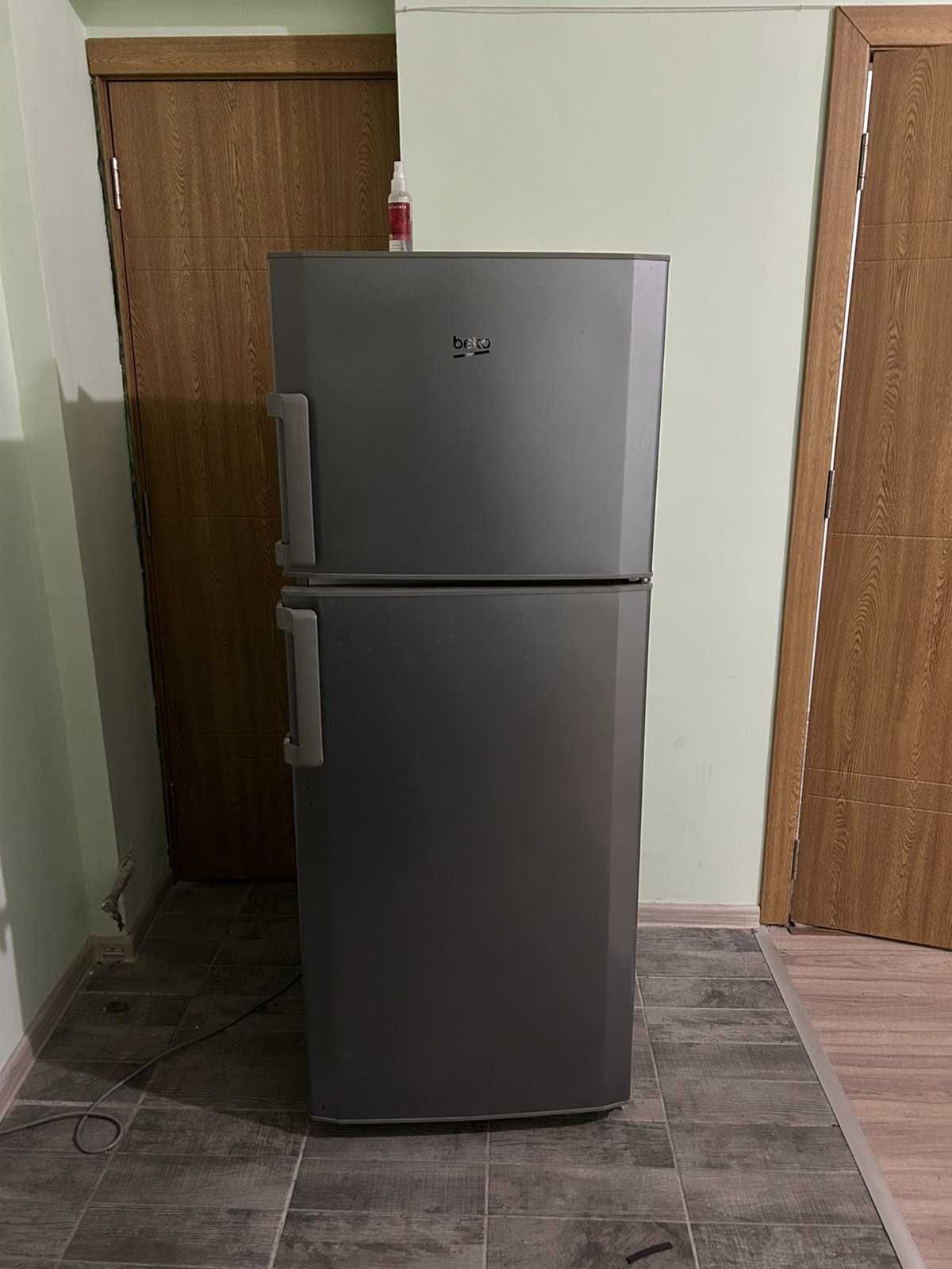 Хладилник BEKO DS227030SN с горна камера
