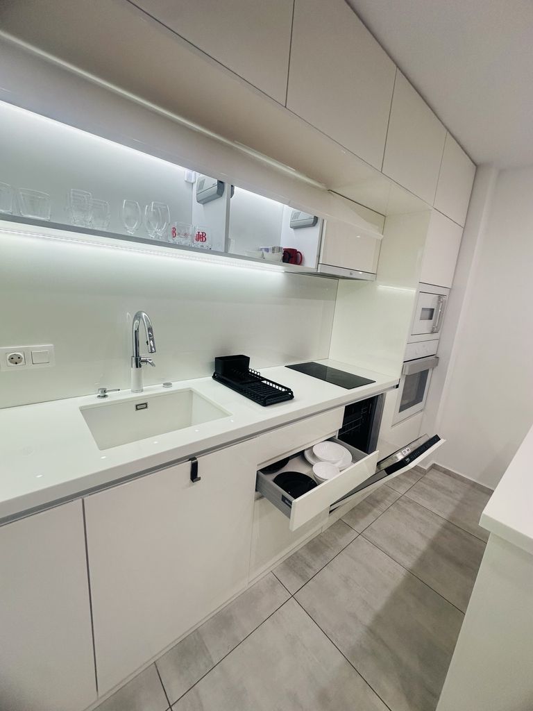 Дава се под наем Тристаен апартамент в Варна, Бриз - 85 кв.м за 1000 € - Снимка #14