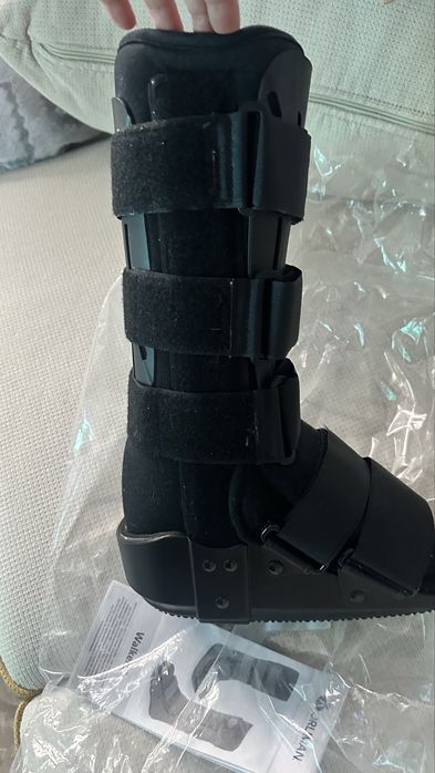 Orteză tip walking boot pentru gleznă și picior.