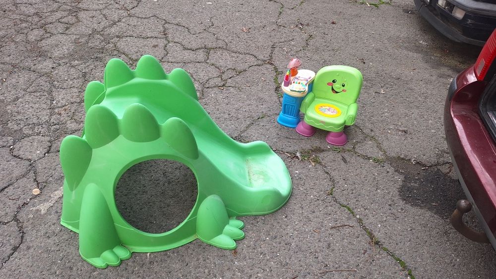 Детска пързалка и музикално детско столче