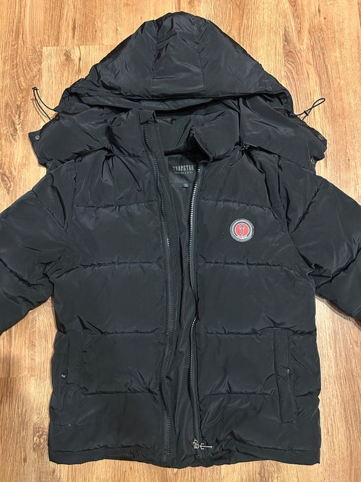 geaca trapstar neagra cu scris rosu