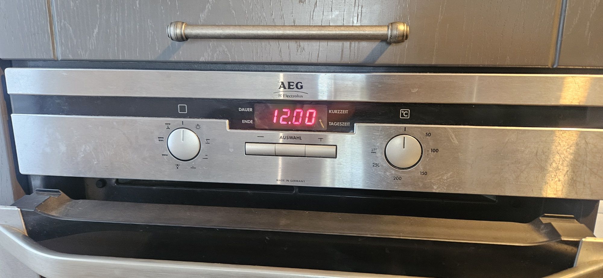 Фурна за вграждане AEG