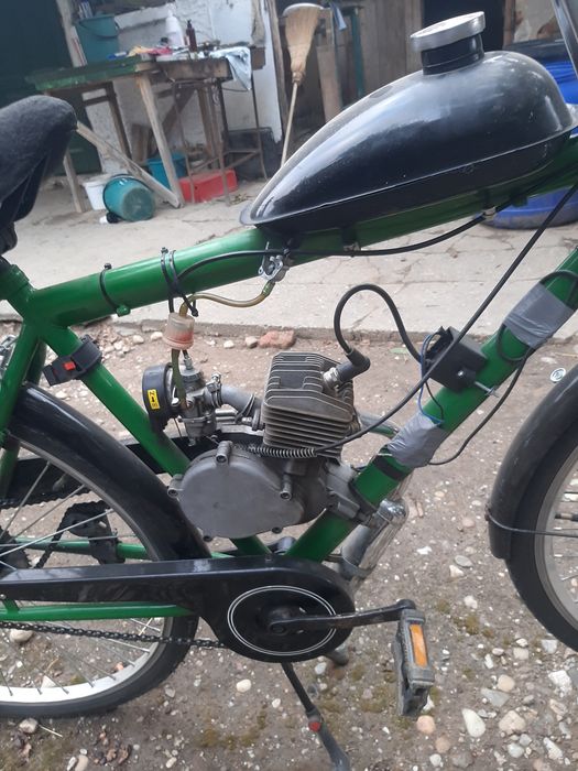Bicicleta cu motor pe benzină