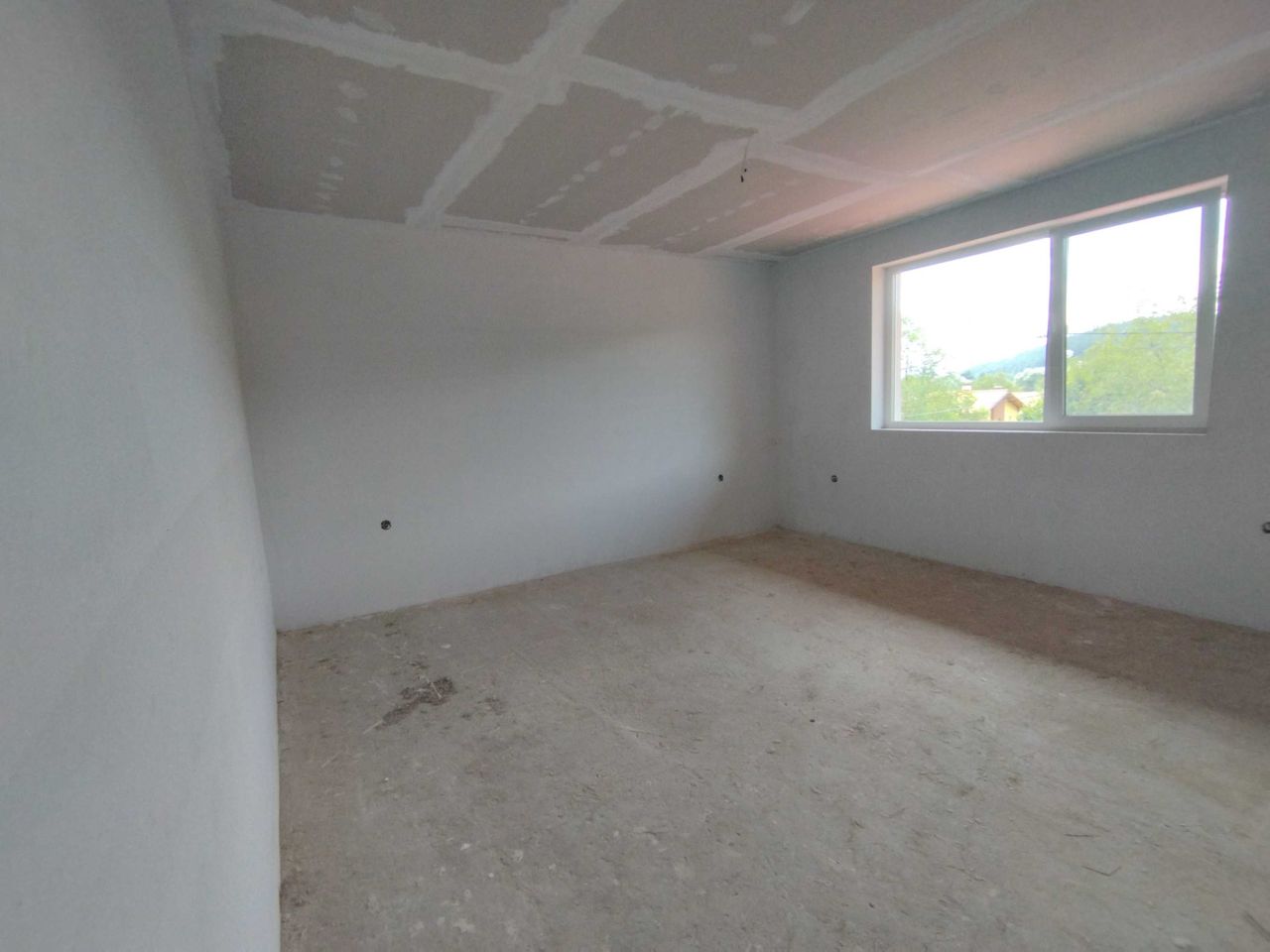 Продава се Къща в с. Драгичево, Област Перник - 226 кв.м за 1585 €/кв.м - Снимка #12