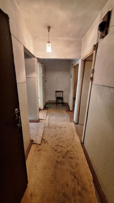 Срочно продаётся 3 комнатная квартира на 1 этаже 4 этажного дома