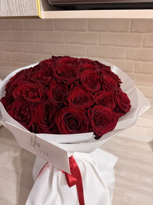 35 раскошьных роз-по цене,который нет ни в одном магазине в города.