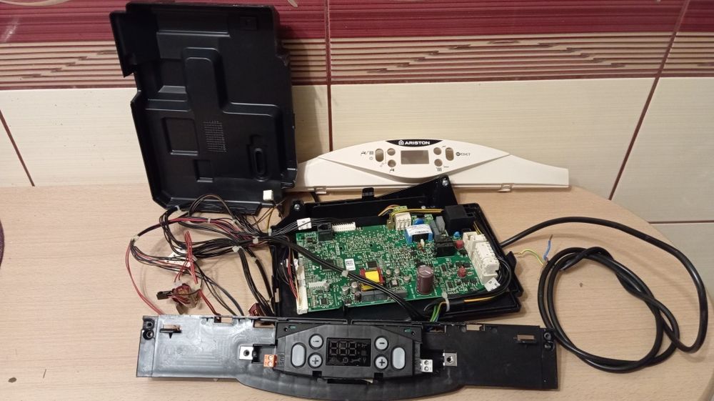 Placă  Electronică  centrală termică Ariston  Cares Premium EU2