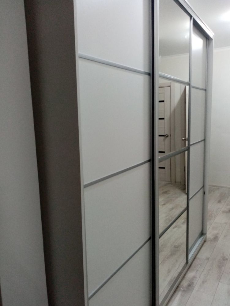 Продаю шкаф купе  почти новый красивый без изьянов