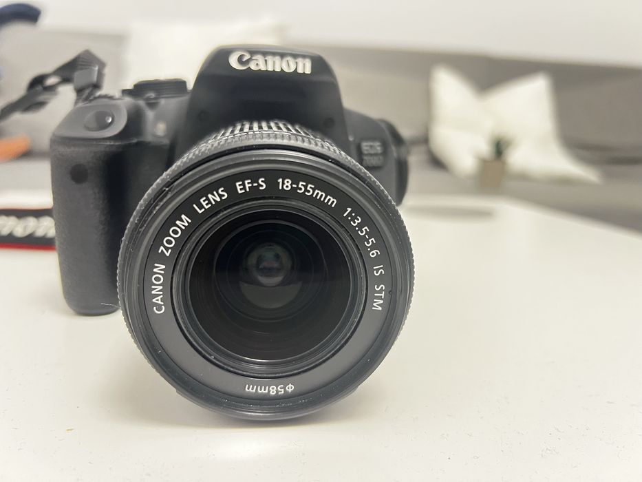 Aparat foto DSLR Canon EOS 700D + Obiectiv 18.55 mm cu stabilizator