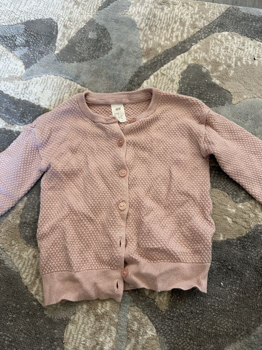 Дрехи -тениски,блузи дънки и роклички.