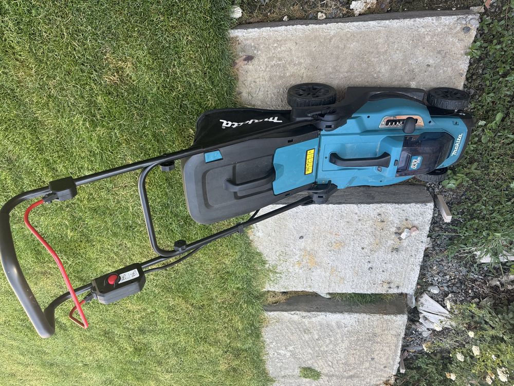 Masina de tuns Makita DLM330Z Basic 18 V, lățime de tăiere 33cm