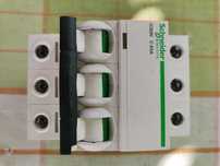 Автоматичен прекъсвач Schneider iC 60N, C63 A