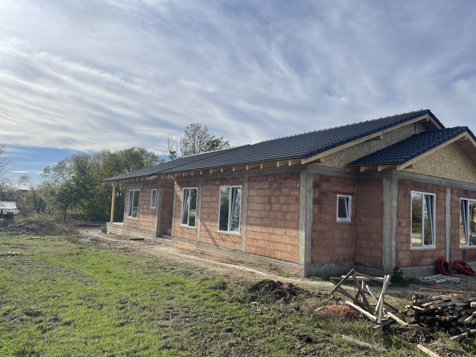 Vand 1/2 duplex, 3 dormitoare, 2 bai, mosnita noua, 100000 euro