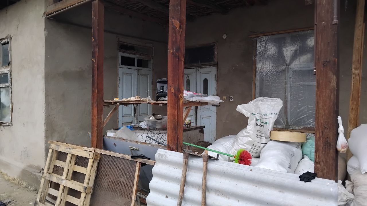 КУК ТЕРАК АВТОДРОМ ёнидаги махаллада 2,6 соток ер 2 та хонаси бор жой