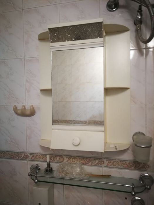 Шкаф със огледало за баня