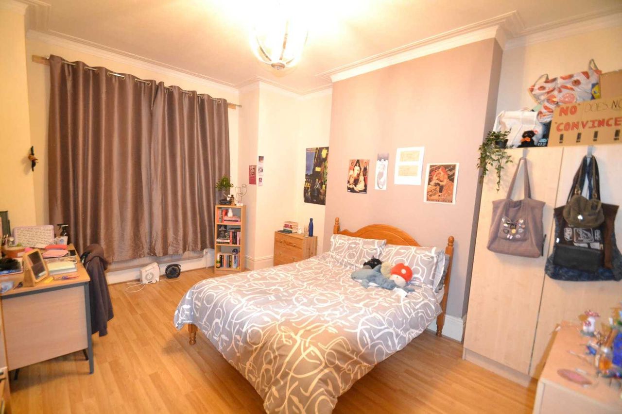 Дава се под наем Двустаен апартамент в София, Център - 65 кв.м за 408 € - Снимка #1