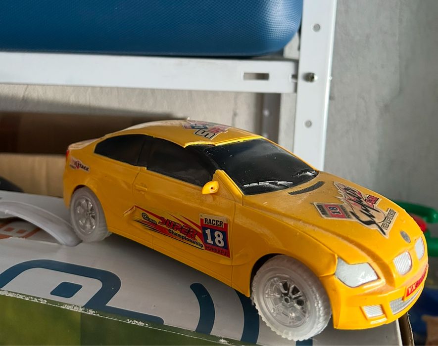 Играчки: камионче-самосвал за пясък, багер…