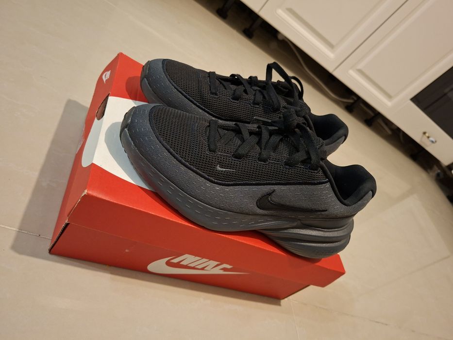 Adidasi nike uplift sc