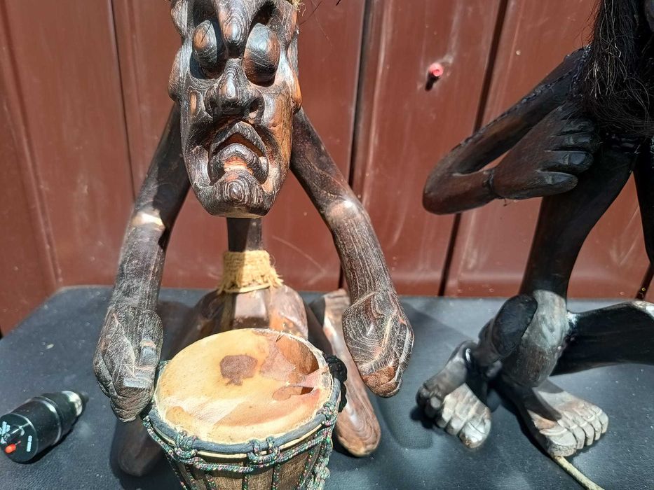Doua statuete din lemn