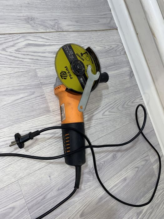 Угловая шлифмашина (болгарка)