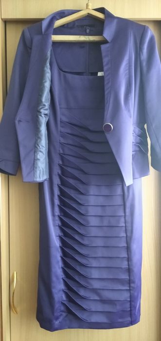 Праздничное красивое платье походит для стройных девушек.