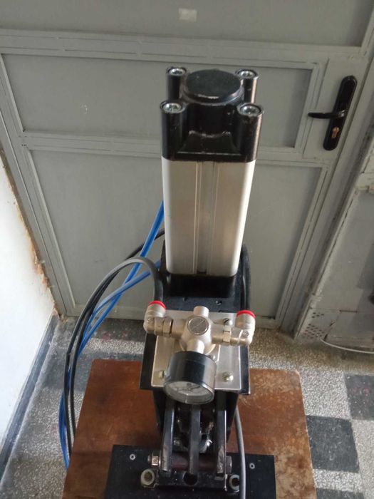 Пневматична преса за поставяна на метални копчета, капси , тик-так.