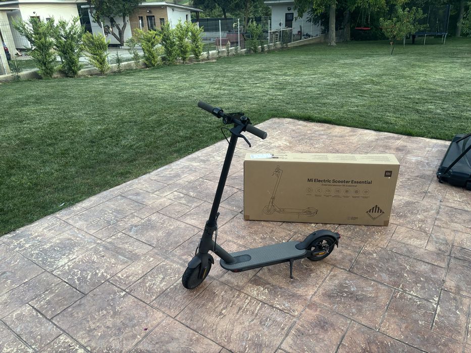 Vând trotineta electrica Xiaomi Mi electric scooter esential!